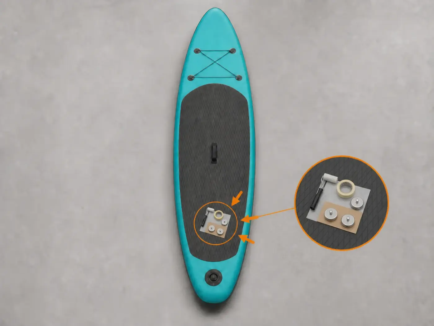 SUP grigio stabilizzato su banco chiaro con deck pad, rullo, nastro e tavoletta ordinati