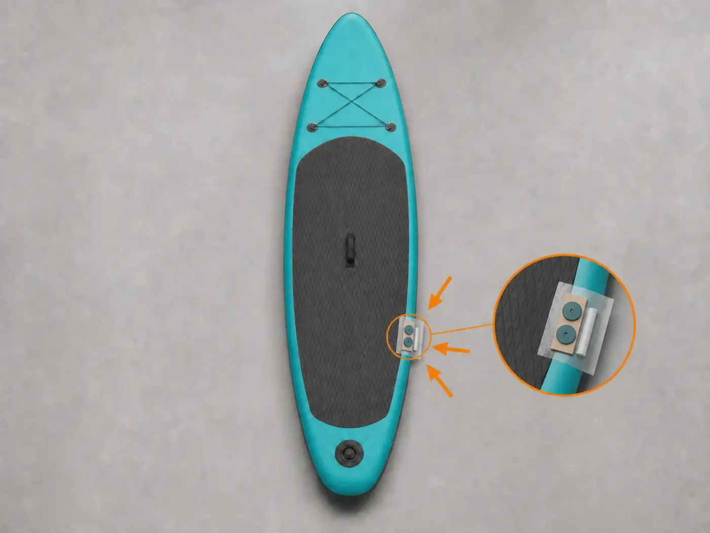 Deck pad chiuso sotto una tavoletta piana con peso uniforme e rullo appoggiato accanto