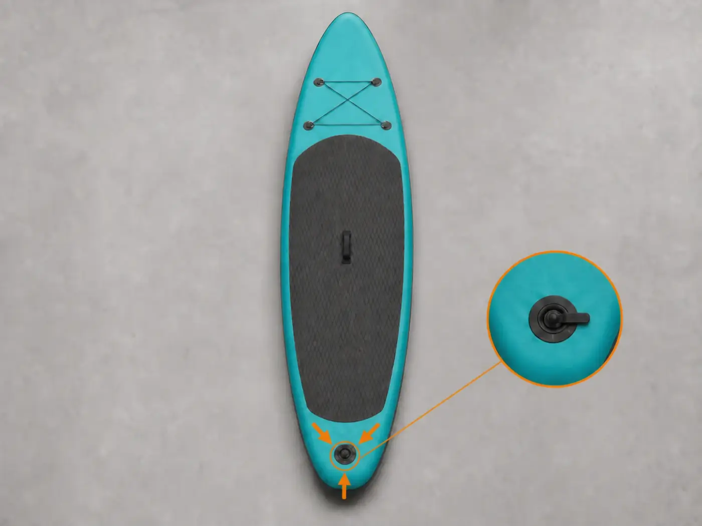 Valvola di un SUP completamente sgonfio serrata leggermente con la chiave corretta