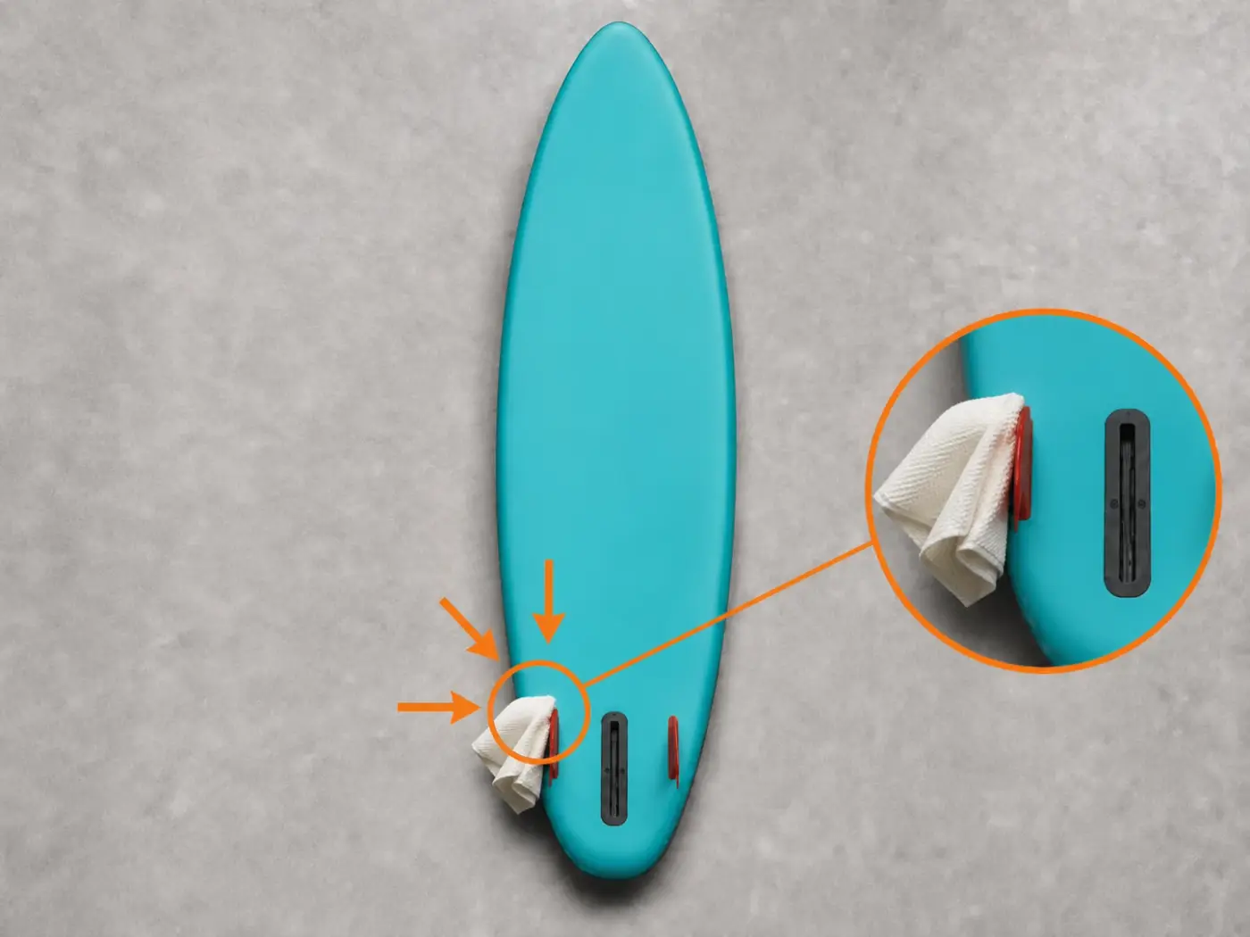 Pinna calda tamponata con asciugamano, base e superficie del SUP completamente visibili