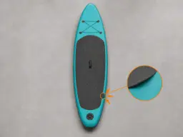 Angolo di un deck pad in EVA grafite sollevato da un SUP grigio chiaro