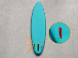 Pinna fissa rossa piegata sotto un SUP color acquamarina